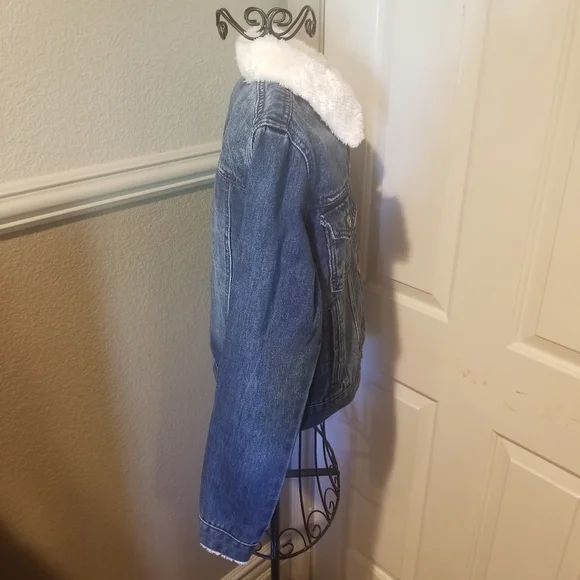 New with Tags C&C California Blue Denim Jacket White Fluffy Collar Size Medium - Picture 6 of 9